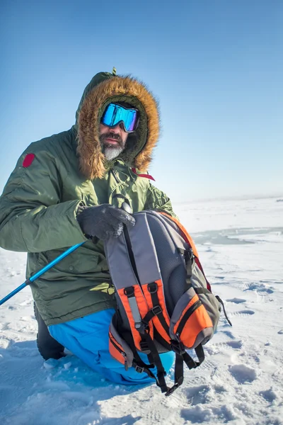 Kış explorer adam sırt çantası — Stok fotoğraf