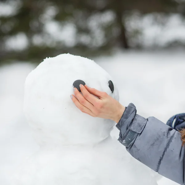 Haciendo muñeco de nieve en proceso — Foto de Stock