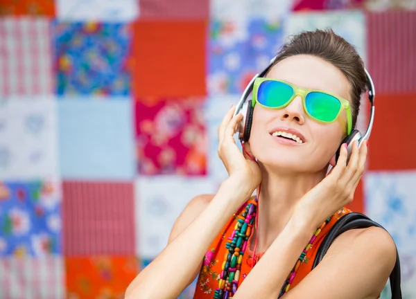 Jeune femme avec écouteurs écouter de la musique — Photo