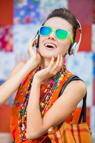 Молодая женщина с наушниками слушает музыку — стоковое фото