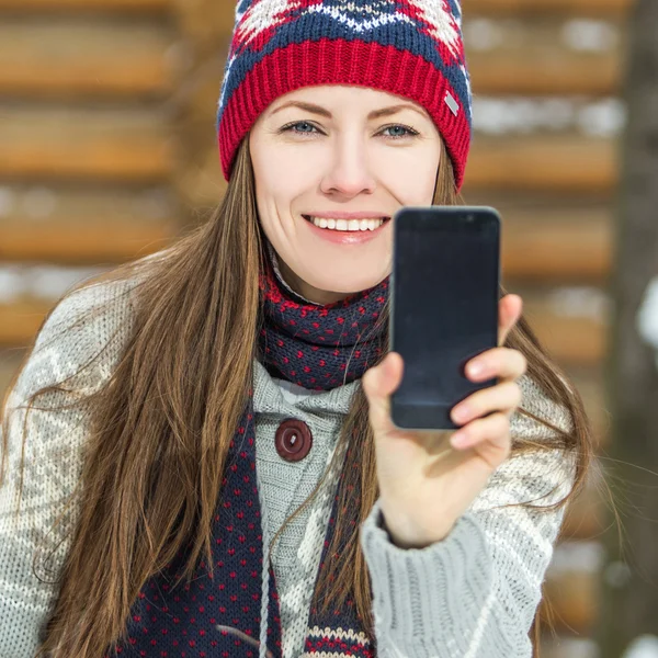 Ung vacker brunett kvinna med hennes smarta telefonen — Stockfoto