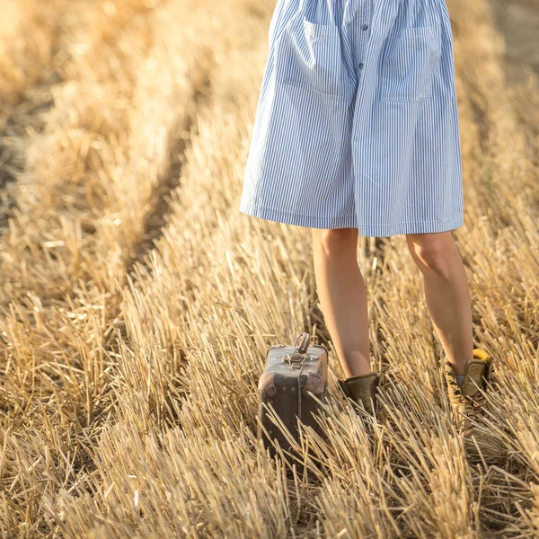 Legs of woman traveler standing — Stock Photo, Image