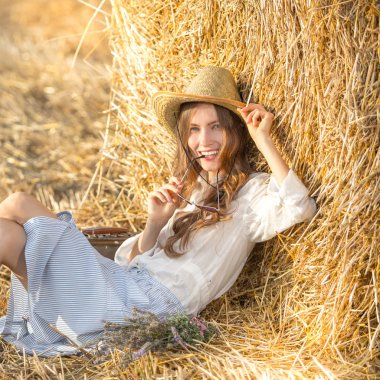 açık havada rahatlatıcı çekici genç kadın