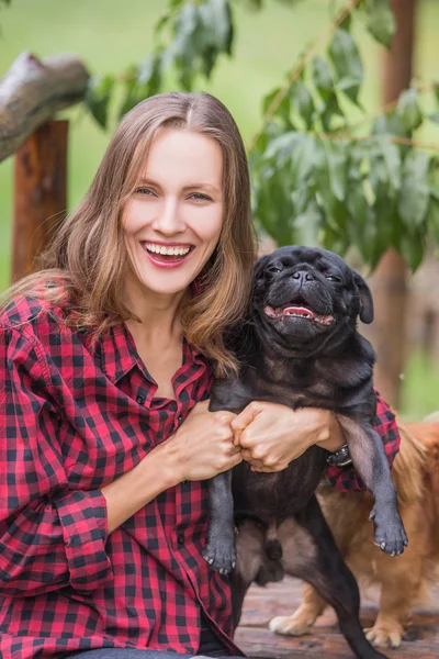 Счастливая девушка со своей собакой в парке — стоковое фото