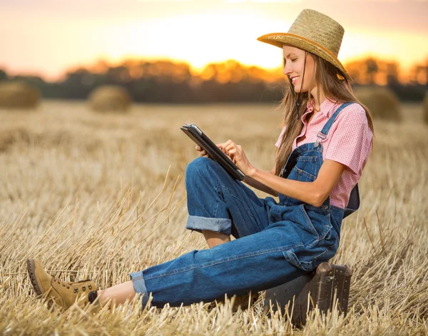 Mulher usando um computador tablet — Fotografia de Stock