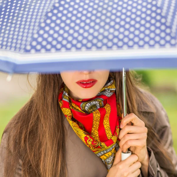 Bellezza donna con ombrello — Foto Stock