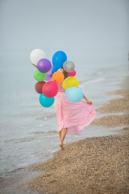 renkli balonlar ile güzel bir kadın