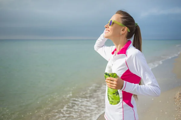 Running vrouw op het strand — Stockfoto