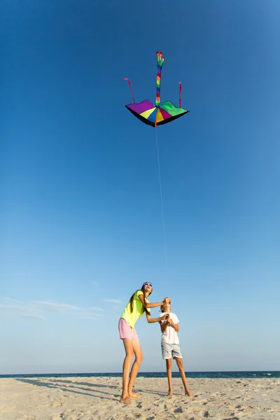 Comportamiento familiar divertido en la playa — Foto de Stock