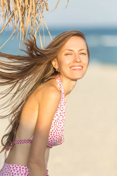 Pláž horké žena s létáním vlasy — Stock fotografie