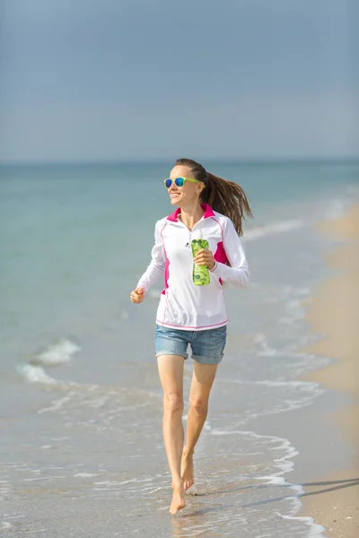 Correre spiaggia donna — Foto Stock