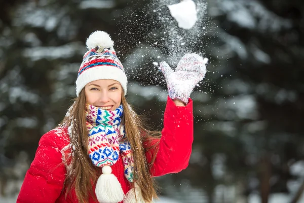 Mutlu genç bir kadın ile kar oynarken — Stok fotoğraf