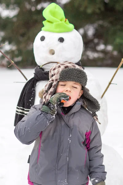 ニンジンを食べて幸せな面白い少年 — ストック写真