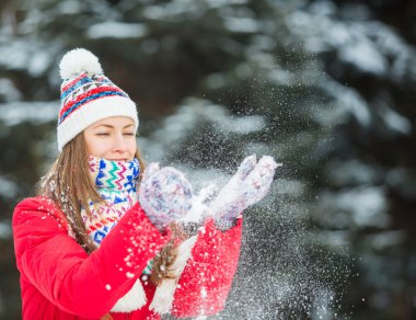 Kız parkta karla oynuyor