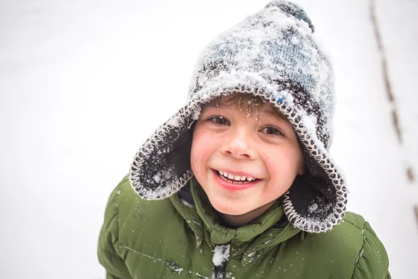 Menino inverno jogando — Fotografia de Stock