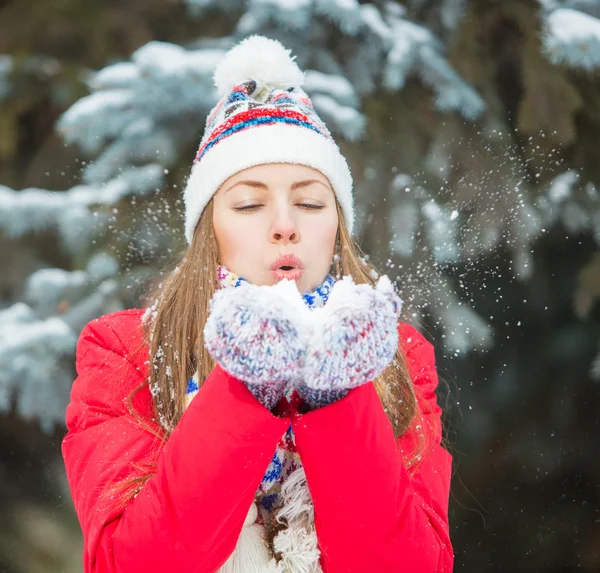Meisje spelen met sneeuw in het park — Stockfoto