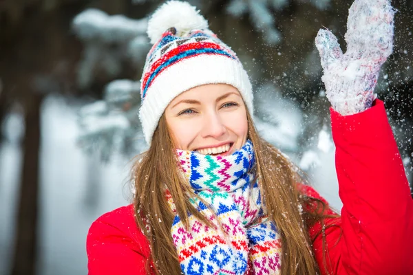 güzel genç kız ile kar oynarken