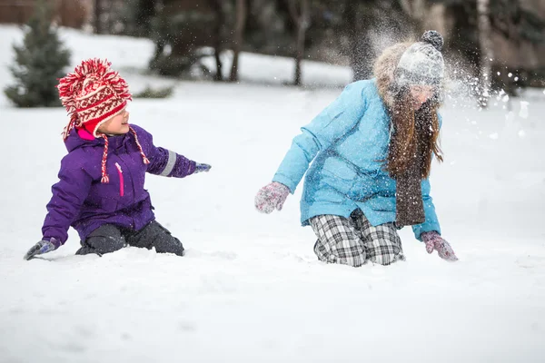 Happy winter familieportret — Stockfoto