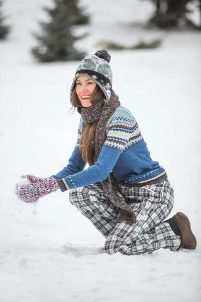 Vinternöjen kvinna — Stockfoto