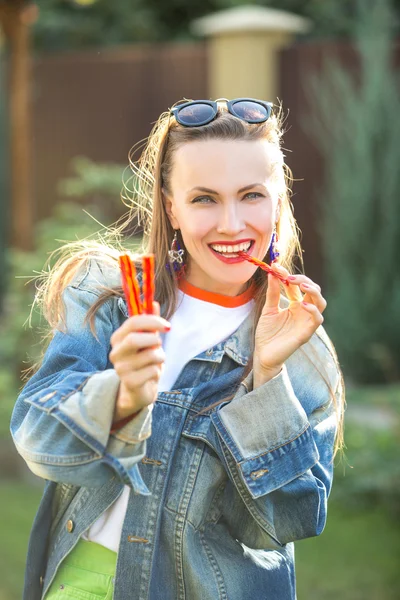 Candy woman eat sweets — Stock Photo, Image