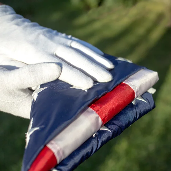 Hands hold american flag — Zdjęcie stockowe