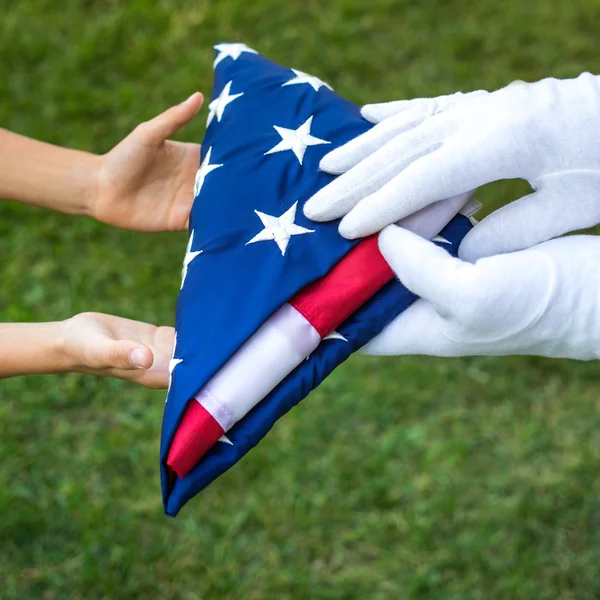 Mãos erguidas bandeira americana — Fotografia de Stock