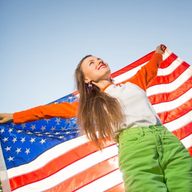 ABD bayrağı mavi gökyüzü üzerine ile güzel kadın