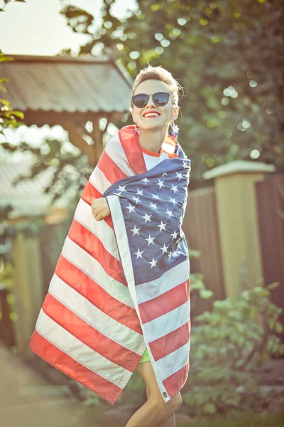 Wanita dengan bendera nasional Amerika — Stok Foto