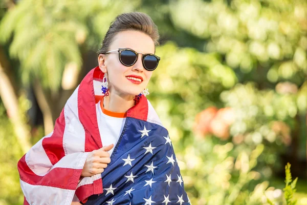 Donna con bandiera americana — Foto Stock