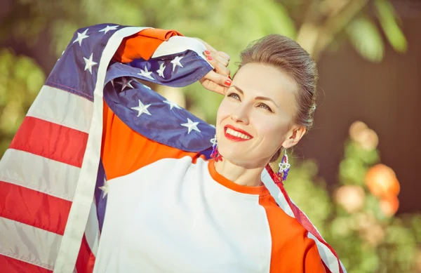 Femme avec drapeau américain — Photo