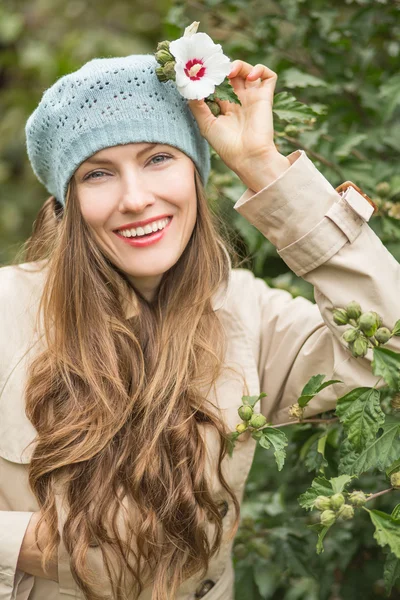 Mooie herfst vrouw — Stockfoto