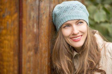 Genç sonbahar kadını