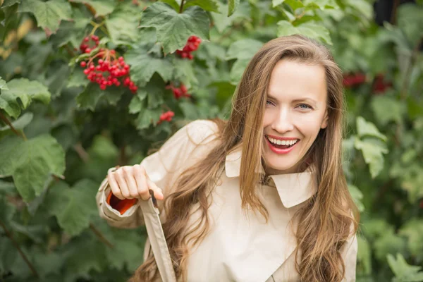 Schöne junge Frau im herbstlichen Park — Stockfoto