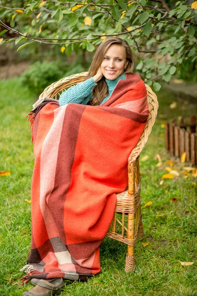 Mulher de outono bonita no jardim — Fotografia de Stock