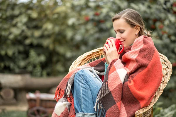 Podzimní žena pití kávy — Stock fotografie