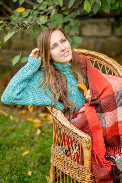 Belle femme dans le jardin — Photo