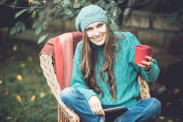 Mulher de outono com tablet pc — Fotografia de Stock