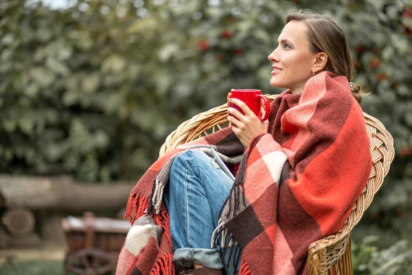 Frumoasă fată care bea cafea în grădina de toamnă — Fotografie, imagine de stoc