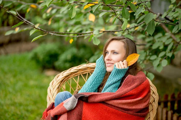 Krásná dívka v podzimní zahradě — Stock fotografie