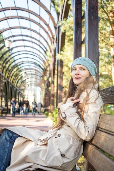 Young beautiful in beautiful park — Stock Photo, Image
