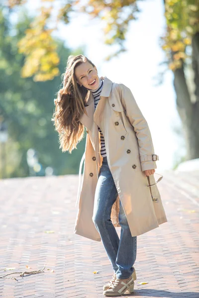 Belle femme dans le parc d'automne — Photo