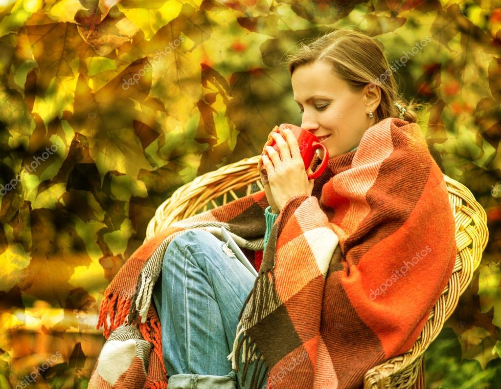 Foto Uma menina em um vestido xadrez segurando um telefone celular – Imagem  de Profundidade de campo