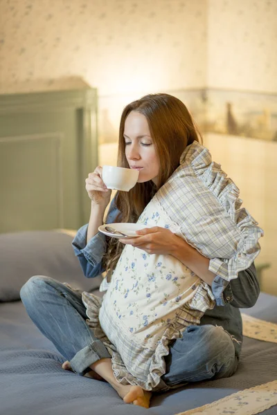 Hermosa chica bebiendo té o café — Foto de Stock