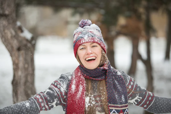 Happy winter vrouw portret — Stockfoto