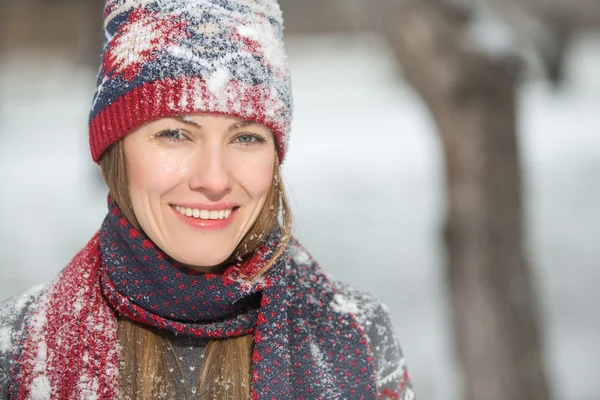 Happy zimě žena portrét — Stock fotografie