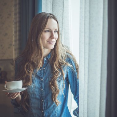 Güzel kız çay içiyor.