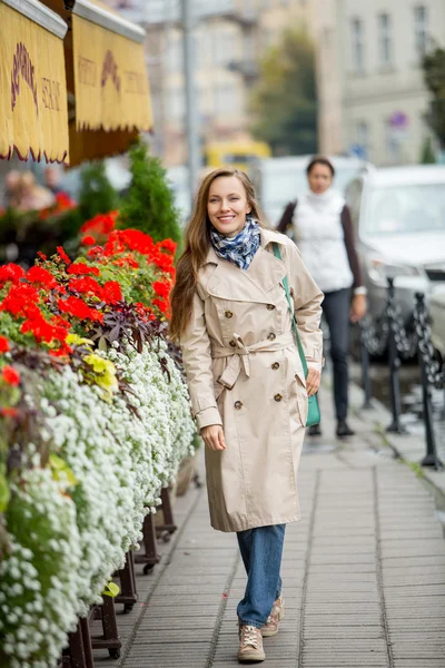 Beautiful young woman walking on the street — Stock Photo, Image