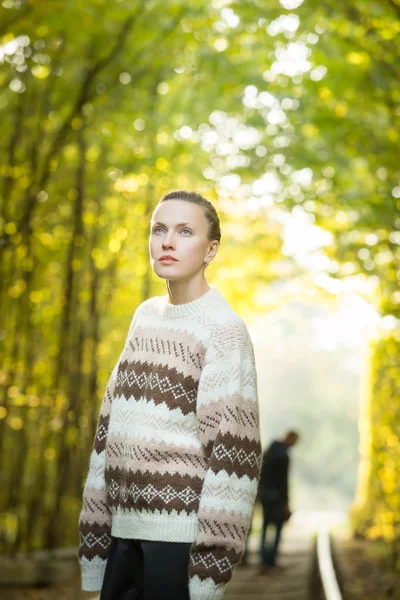 Einsam traurige junge Frau — Stockfoto