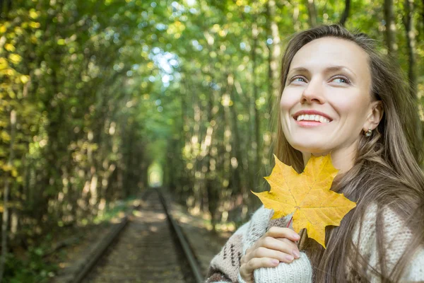 Giovane donna sulla strada persa — Foto Stock