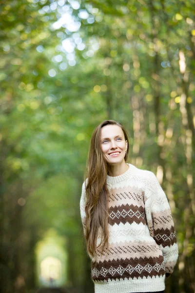 Mujer joven en camino perdido — Foto de Stock